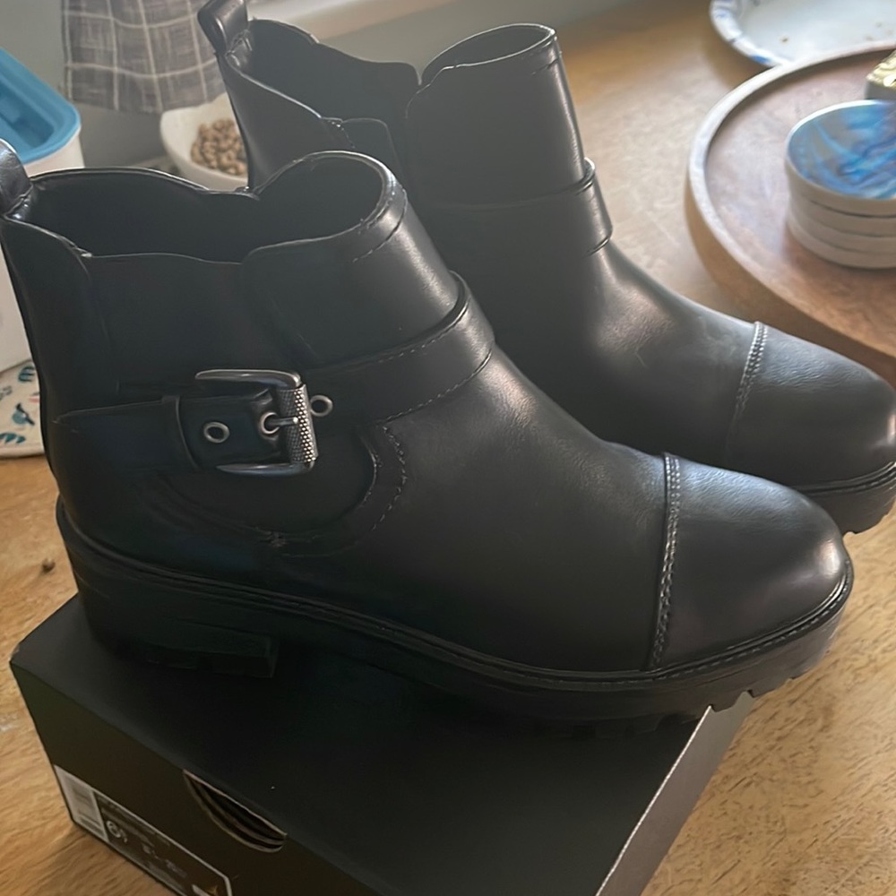 Black ankle boots new without box. Brand is Indigo rd.